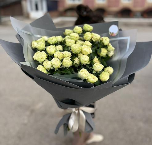 Букет Белые кустовые розы Солинеро в Чайковском