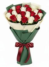 Букет Микс из красных и белых роз в Чайковском