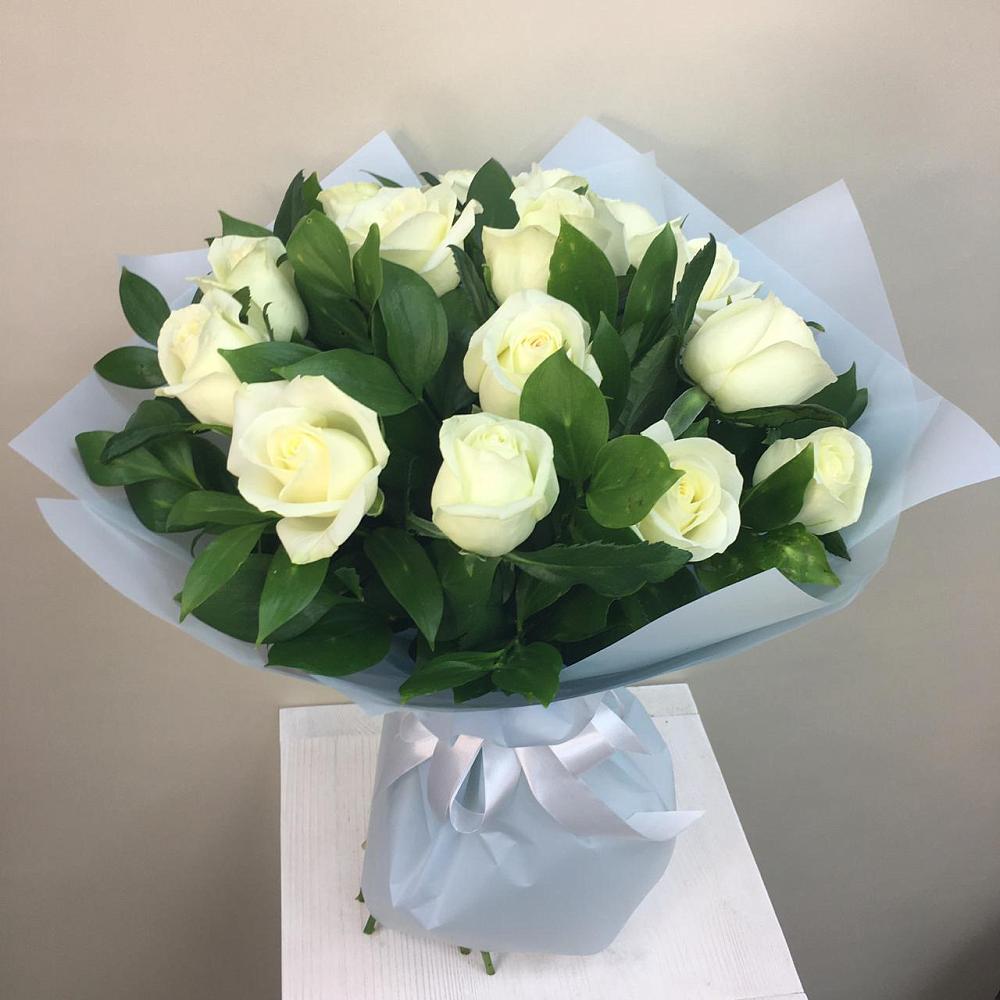 Букет 15 Белых роз Проуд в Чайковском