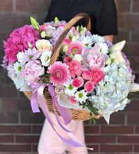 Композиция солнечный день в Чайковском Цветочная композиция из Розы, Хризантемы, Пионы и Лизиантусы в корзине в Чайковском