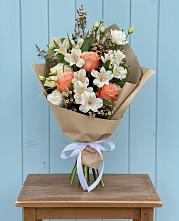 Букет цветов из:  Альстромерии, Лизиантусы, Розы и Хризантемы в Чайковском