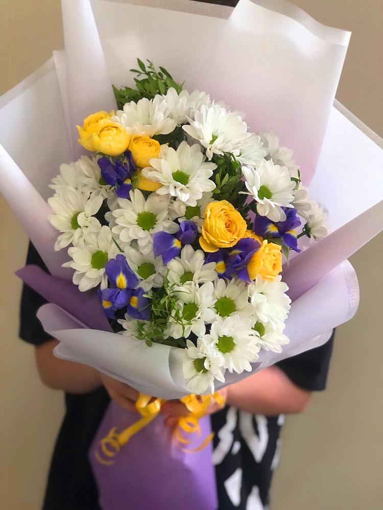 Букет цветов из: Ирисы, Хризантемы и Розы в Чайковском