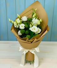 Букет цветов из:  Хризантемы и Лизиантусы в Чайковском