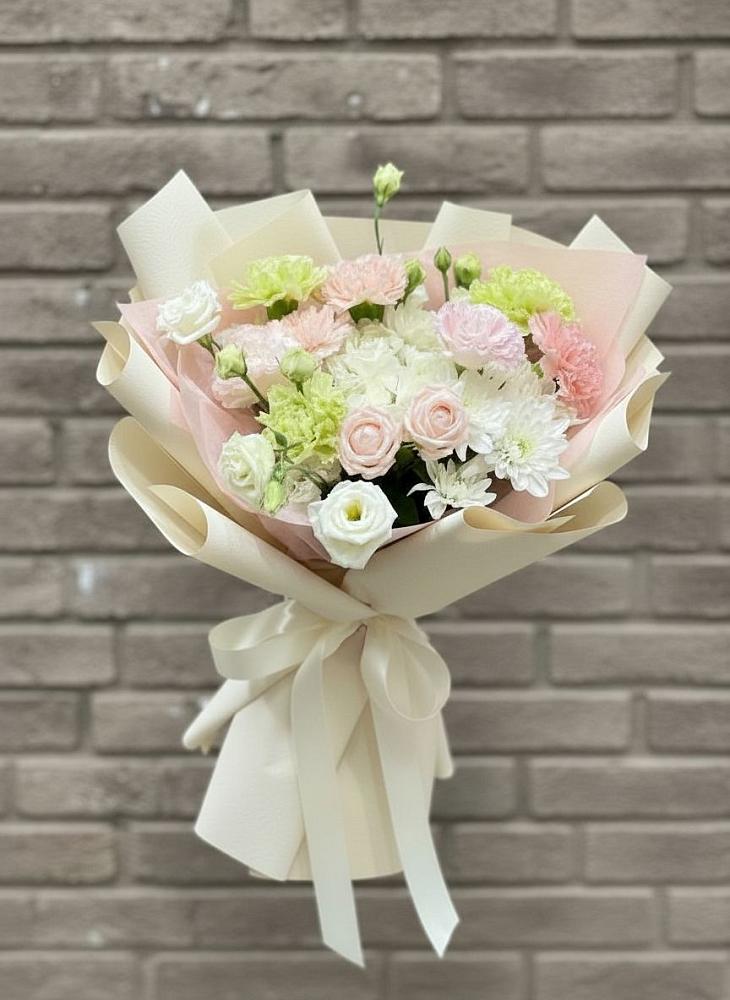 Букет цветов из: Гвоздики, Розы, Лизиантусы и Хризантемы в Чайковском