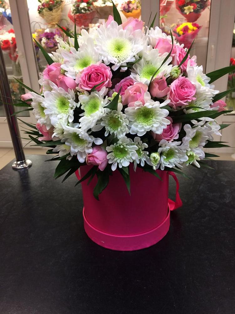 Цветочная композиция из Розы и Хризантемы в шляпной коробке в Чайковском