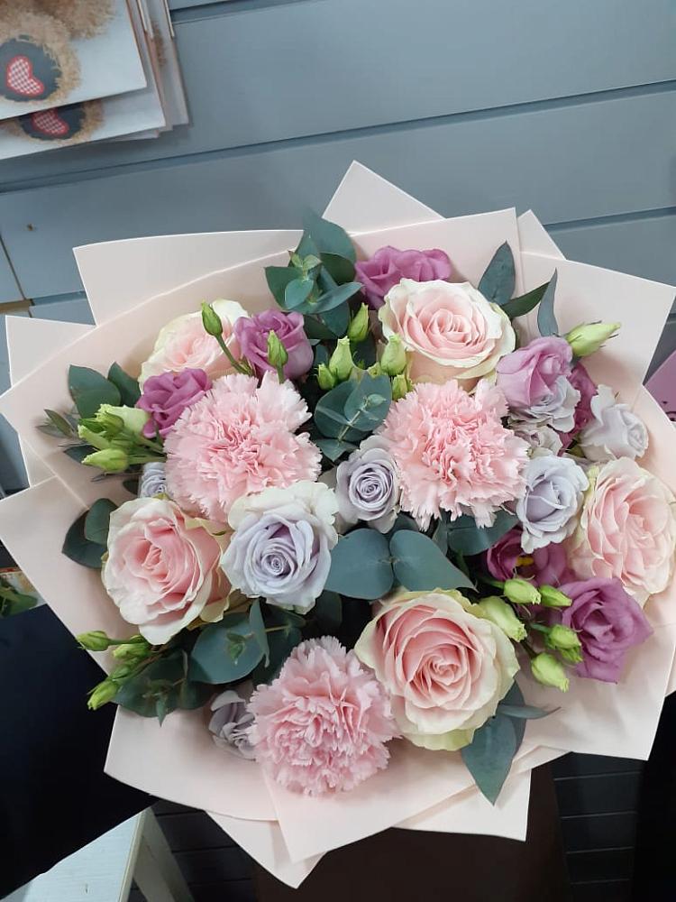 Букет цветов из: Розы, Гвоздики и Лизиантусы в Чайковском