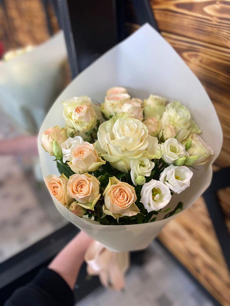 Букет цветов из: Розы и Лизиантусы в Чайковском